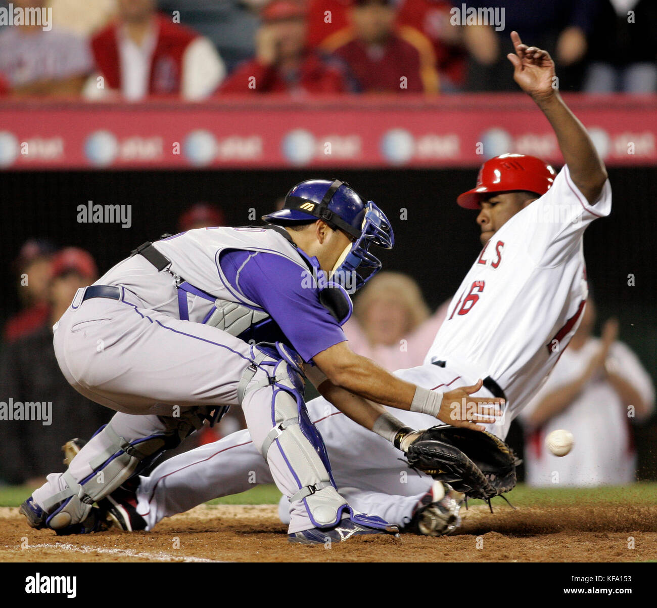 Garret Anderson de Los Angeles Angels, à droite, glisse en toute sécurité dans la maison en passant par le receveur des Texas Rangers Gerald Laird dans le huitième repas d'un match de baseball à Anaheim, en Californie, le lundi 2 avril 2007.Anderson a marqué un single de Shea Hillendbrand et les Angels ont gagné le match plus tard, 4-1.Photo de Francis Specker Banque D'Images