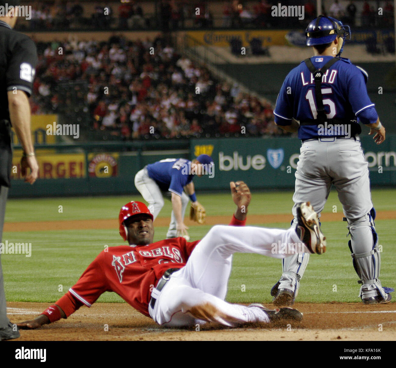 Gary Matthews Jr. Des Anges de Los Angeles, à gauche, se jette dans la plaque d'accueil en marquant un single de Vladimir Guerrero, alors que le gardien des Texas Rangers Gerald Laird, à droite, attend un jet lors du premier repas d'un match de baseball à Anaheim, en Californie, mardi, 3 avril 2007. Photo de Francis Specker Banque D'Images