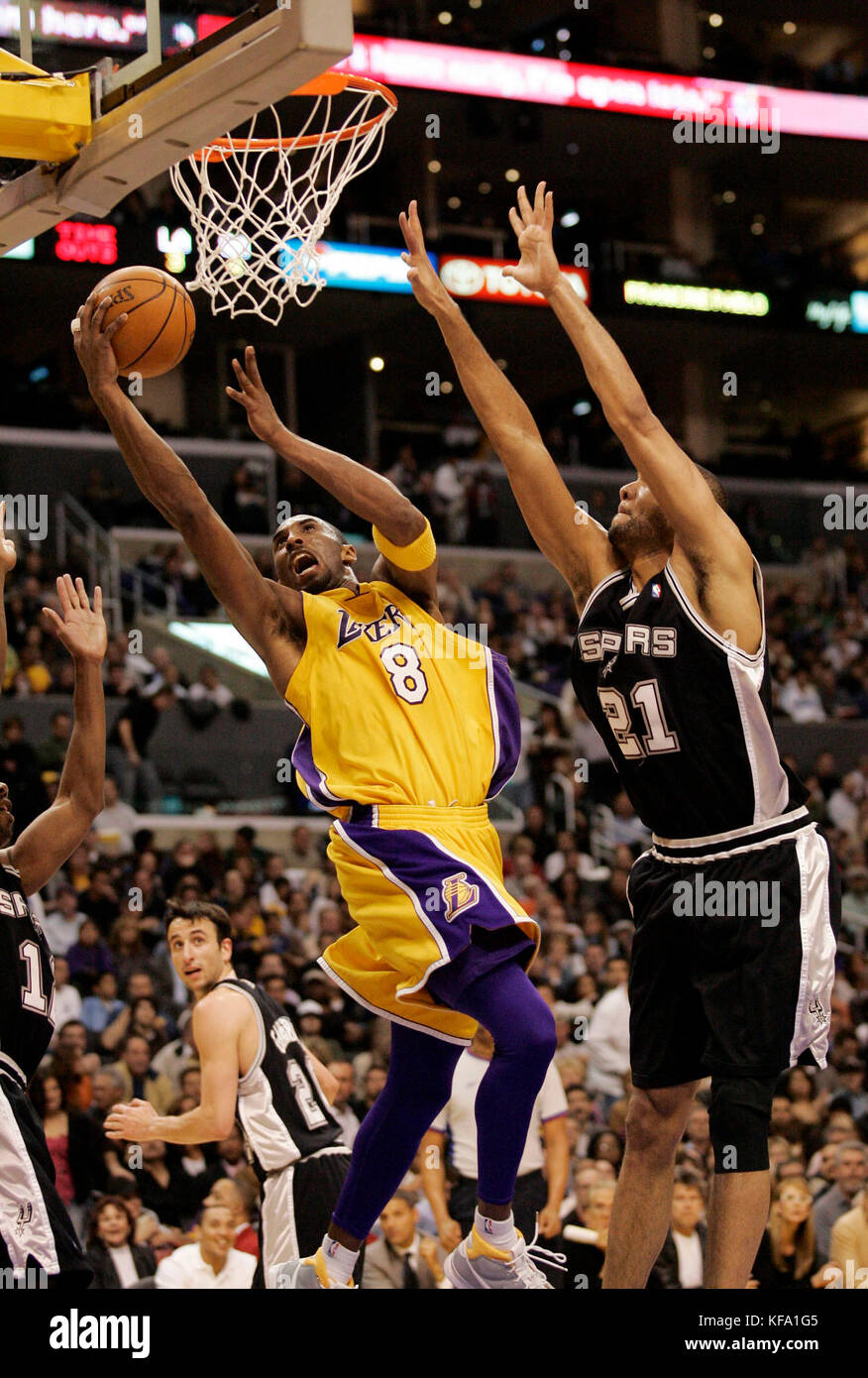 Kobe Bryant (8) de Los Angeles Lakers pose la balle dans plus de Tim Duncan de San Antonio Spurs, à droite, dans le troisième quart d'un match de basketball de la NBA à Los Angeles, le lundi 6 mars 2006. Photo de Francis Specker Banque D'Images
