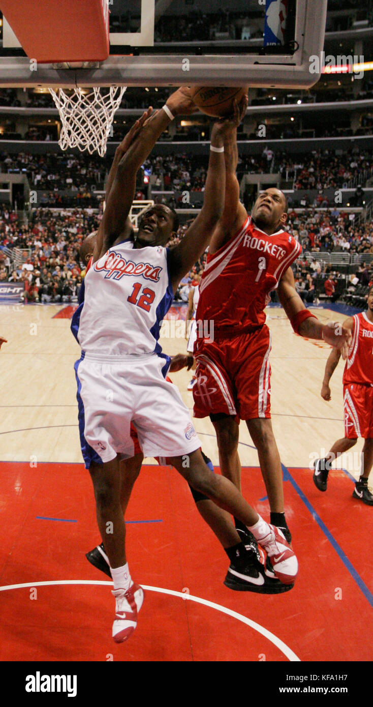 Tracy McGrady des Houston Rockets, à droite, bloque le tir d'Al Thornton des Los Angeles Clippers lors de la première mi-temps d'un match de basket-ball NBA à Los Angeles le dimanche 6 avril 2008. Photo de Francis Specker Banque D'Images