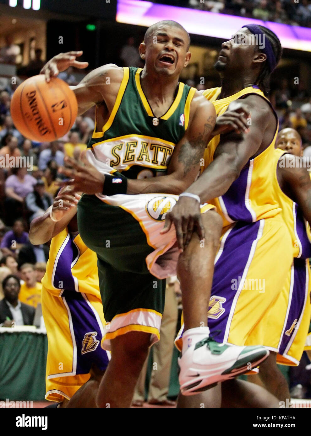 Earl Watson de Seattle SuperSonics, à gauche, est fouillé par Kwame Brown de Los Angeles Lakers, alors qu'il allait au panier dans la première moitié d'un match de basket-ball NBA de pré-saison à Anaheim, en Californie, le jeudi 12 octobre 2006. Photo de Francis Specker Banque D'Images