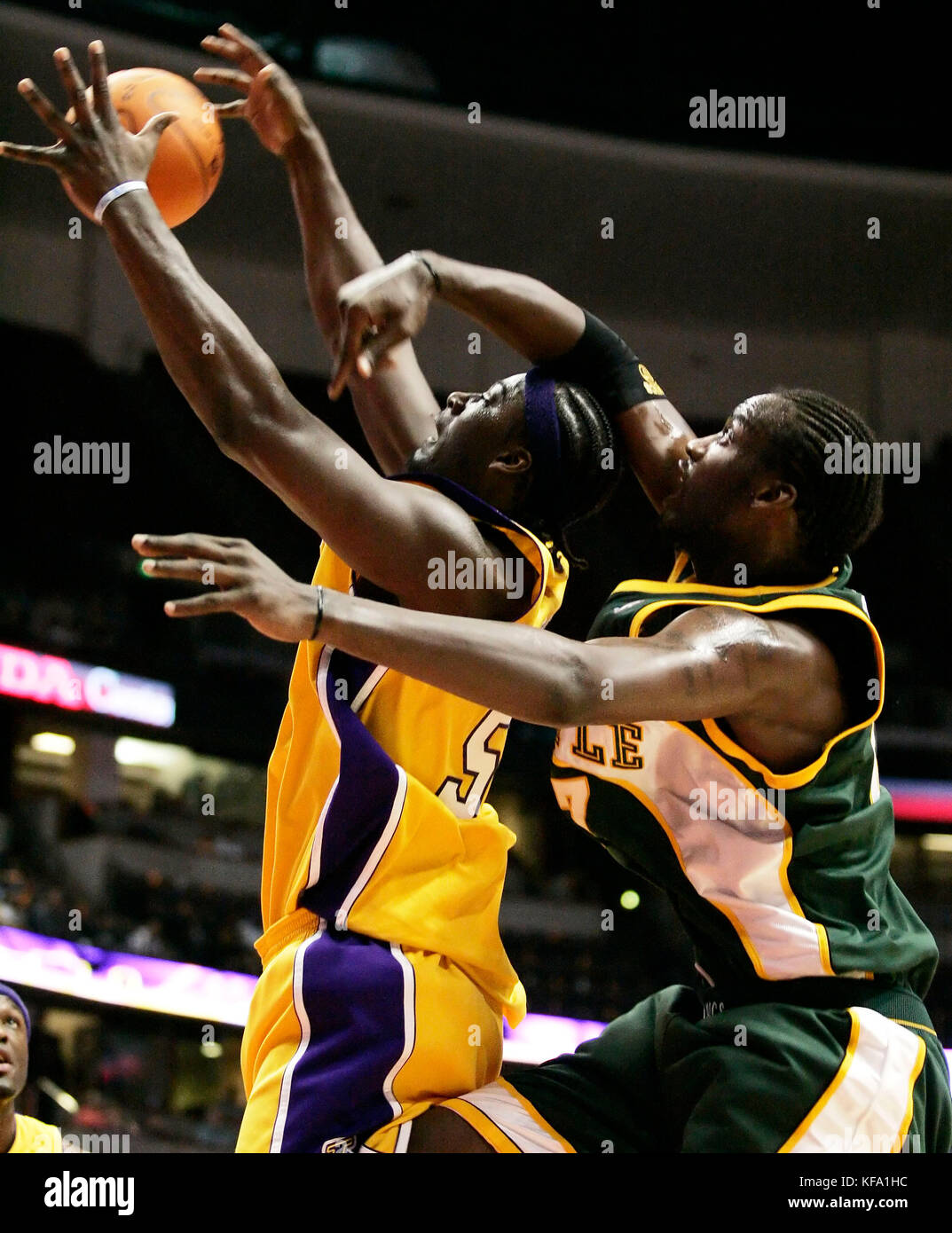 Kwame Brown, à gauche, de Los Angeles Lakers, est fouillé par Johan Petro, de Seattle SuperSonics, de France, tout en essayant d'obtenir un rebond dans la première moitié d'un match de basket-ball NBA pré-saison à Anaheim, en Californie, le jeudi 12 octobre 2006. Photo de Francis Specker Banque D'Images