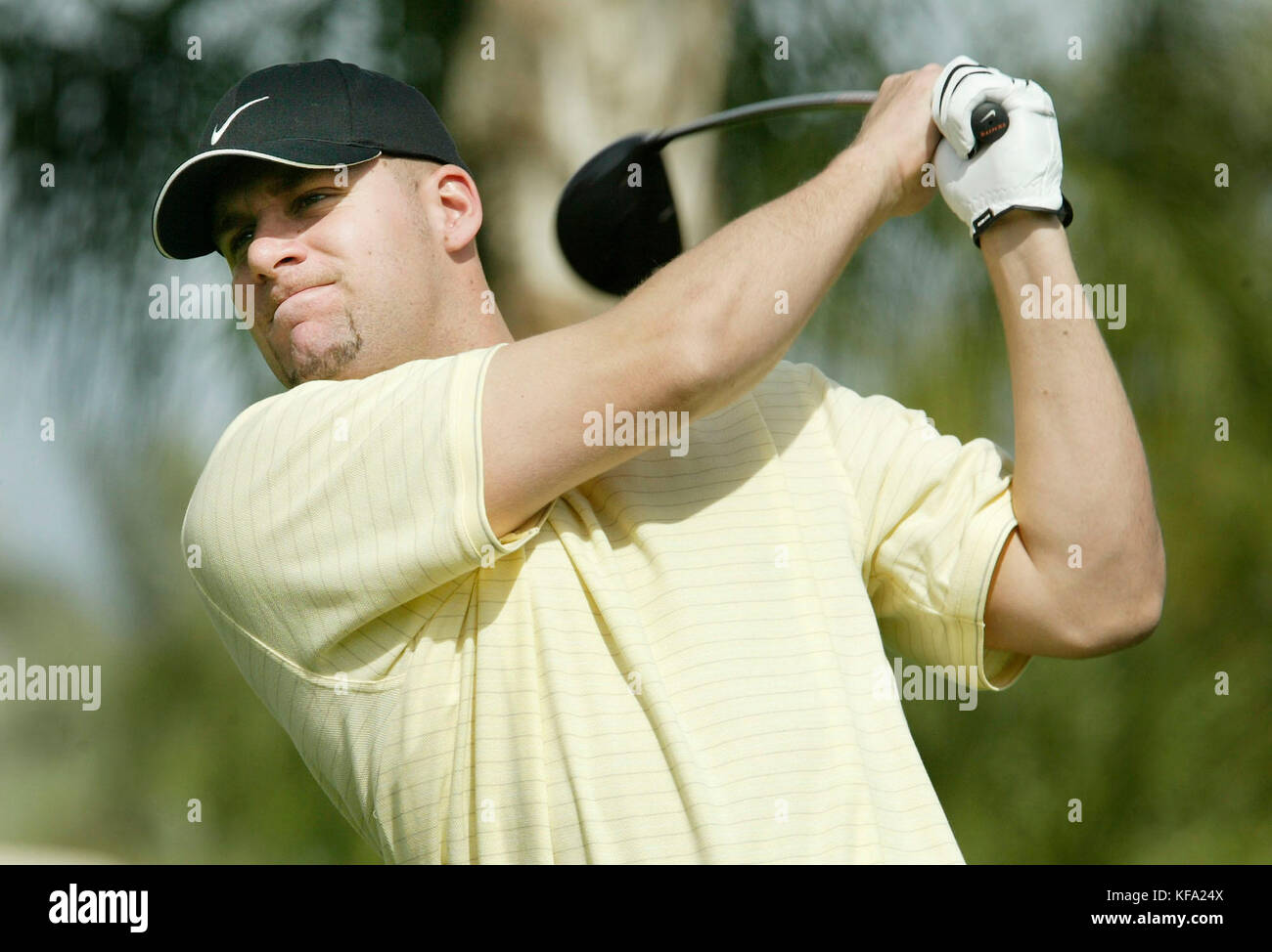 Le quarterback des Steelers de Pittsburgh Ben Roethlisberger observe son entraînement au tournoi de golf Kraft Nabisco Celebrity Pro Am au Mission Hills Country Club de Rancho Mirage, en Californie, le mardi 22 mars 2005. Photo de Francis Specker Banque D'Images