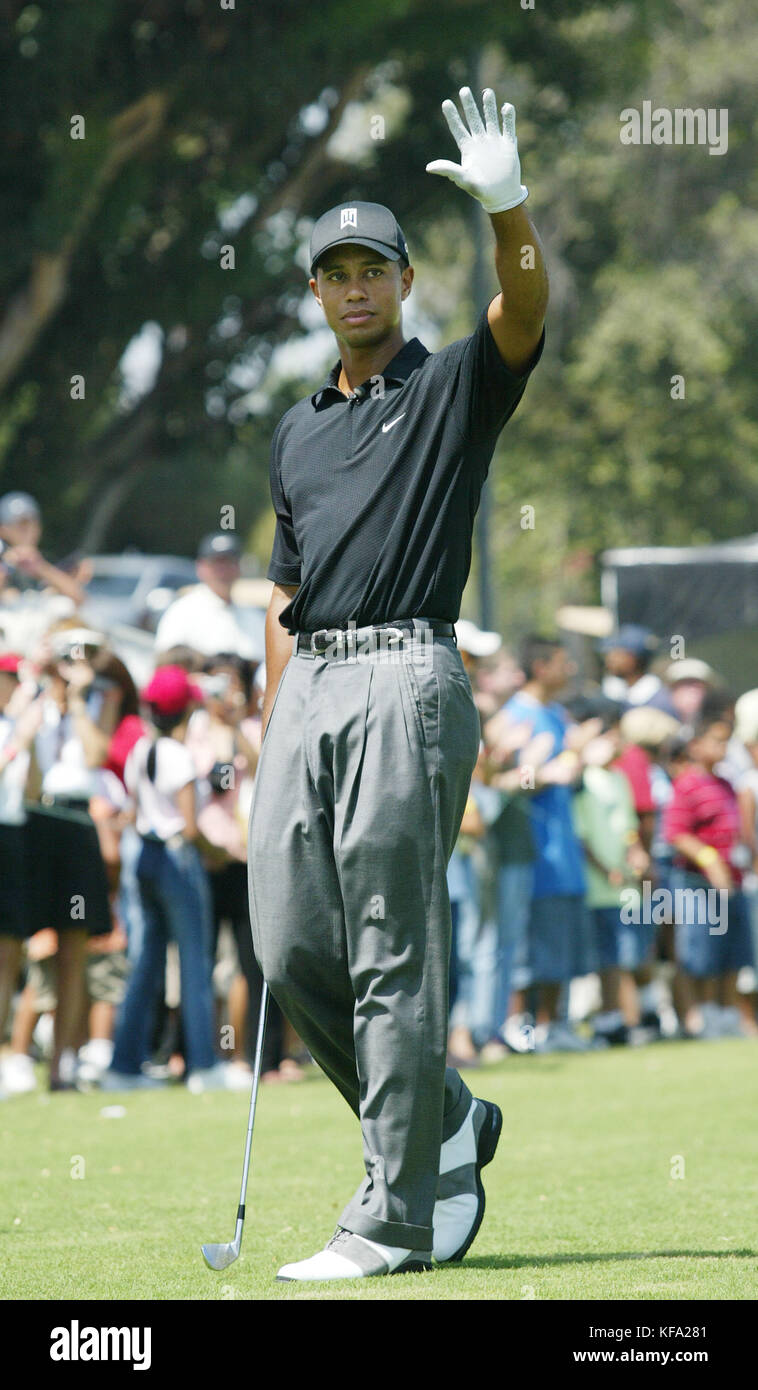 Golfeur professionnel tigers woods vagues pour spectateurs lors d'une clinique de golf à son projet de centre d'apprentissage de tiger woods à Anaheim, Californie le 28 août 2004. photo par francis specker Banque D'Images
