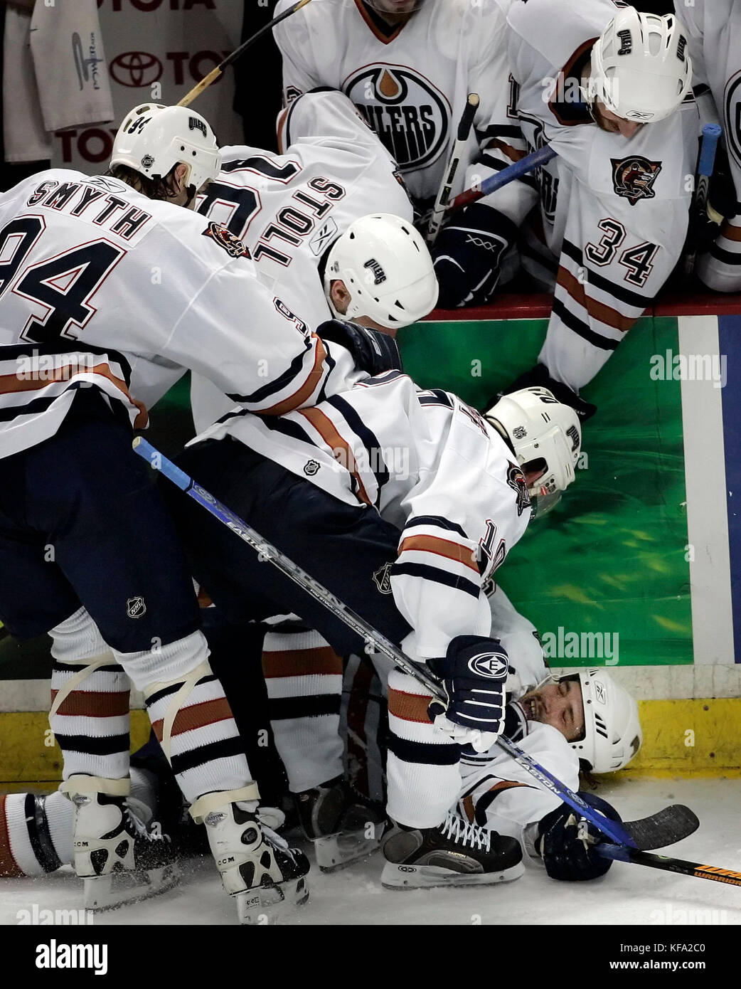 Edmonton Oilers' Todd Harvey, en bas à droite, célèbre avec ses coéquipiers tout en jetant sur la glace après avoir marqué un but vide but contre l'Anaheim Mighty Ducks' dans la troisième période de la Finale de l'ouest de la LNH à Anaheim, Californie, le vendredi 19 mai, 2006. Les Oilers ont remporté 3-1. Photo par Francis Specker Banque D'Images