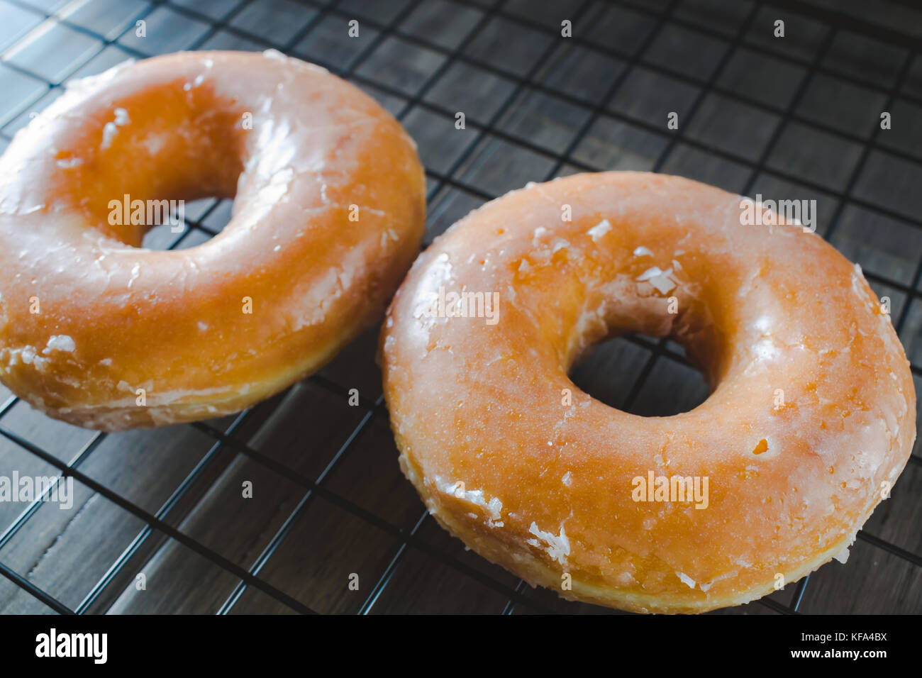 Les beignes sur une grille ; donut sur une grille Banque D'Images