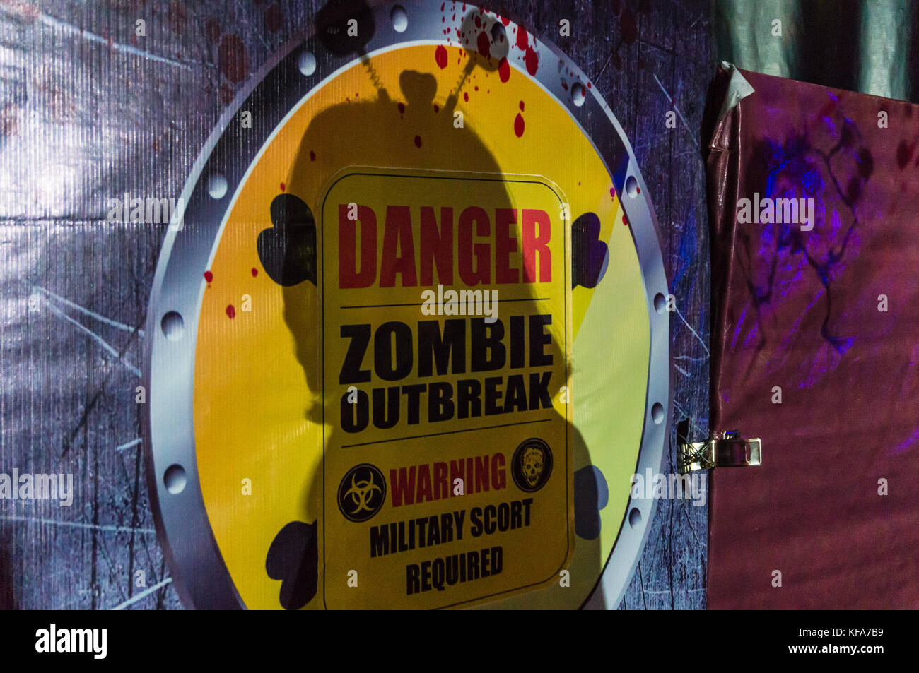 Zombie zombie ombre sur panneau d'avertissement à un événement d'halloween en Chine Banque D'Images