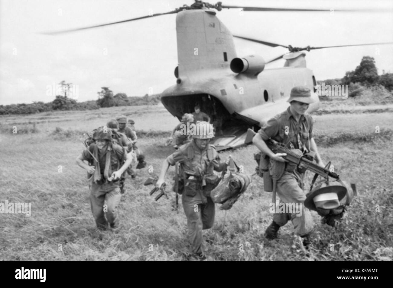 6 soldats RAR descendre d'un hélicoptère Chinook de l'armée américaine lors d'une opération de combat 1966 au Vietnam du Sud Banque D'Images