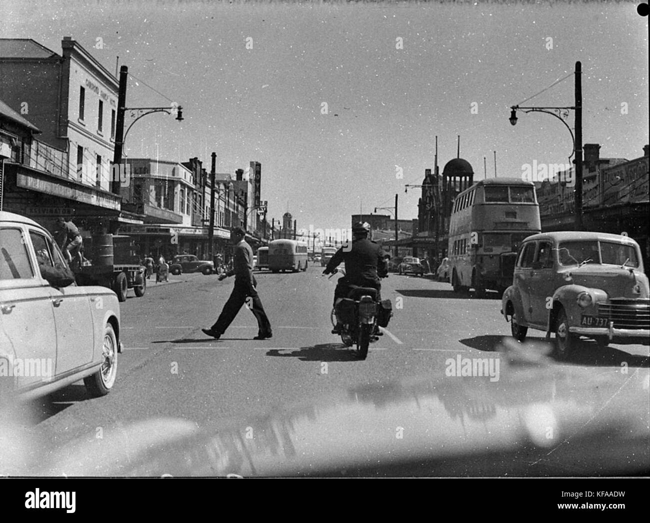 Un policier de la circulation en patrouille à l'intersection de Hunter Street et Steel Street. L'image montre le policier surveillant la circulation et gérant la sécurité routière dans la zone urbaine. Banque D'Images