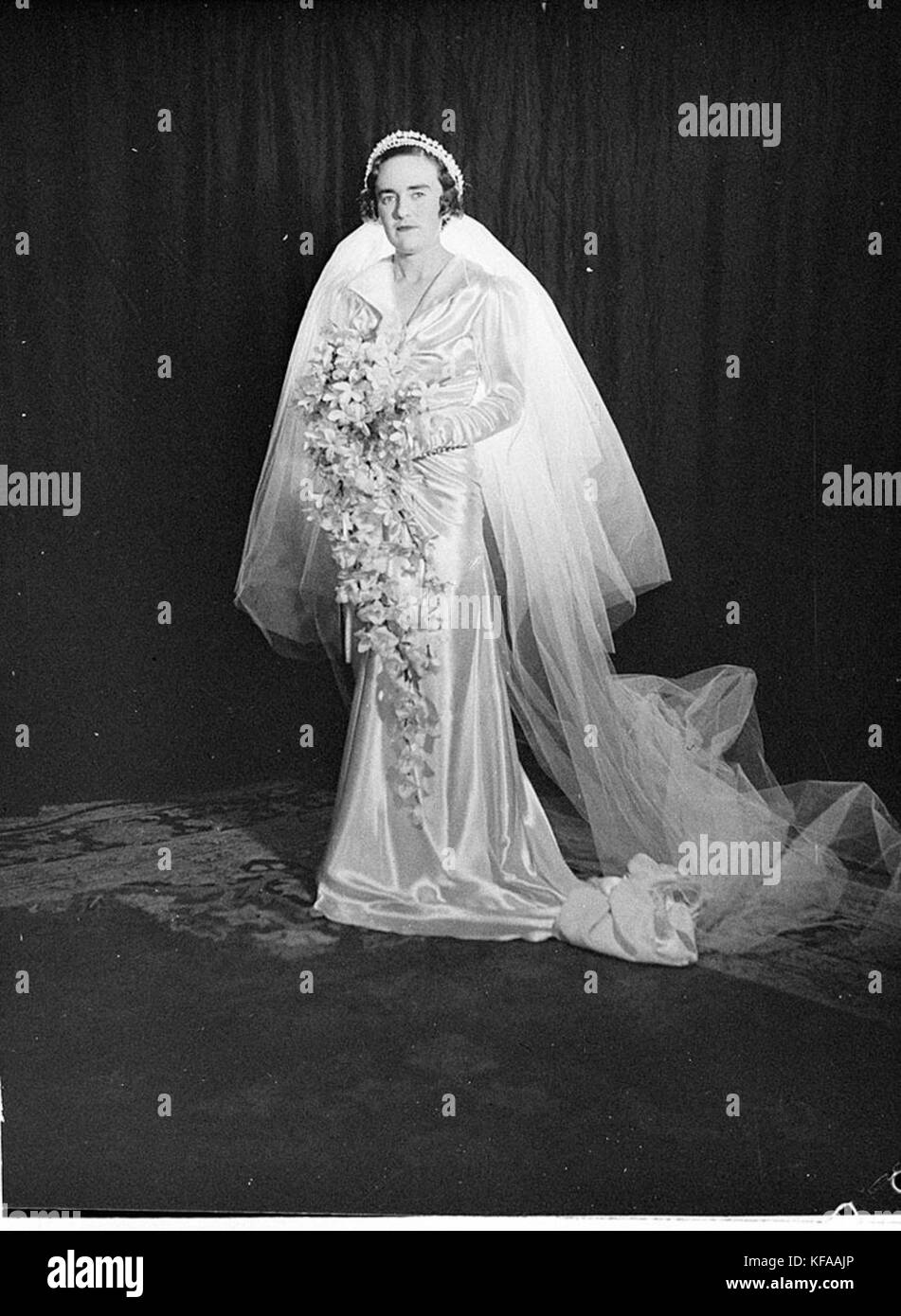 35730 SandsCracknell demoiselles mariage mariée rose très pâle magnolia pearl satin et voile coronet crème bouquet de rose rose et frangipani Banque D'Images