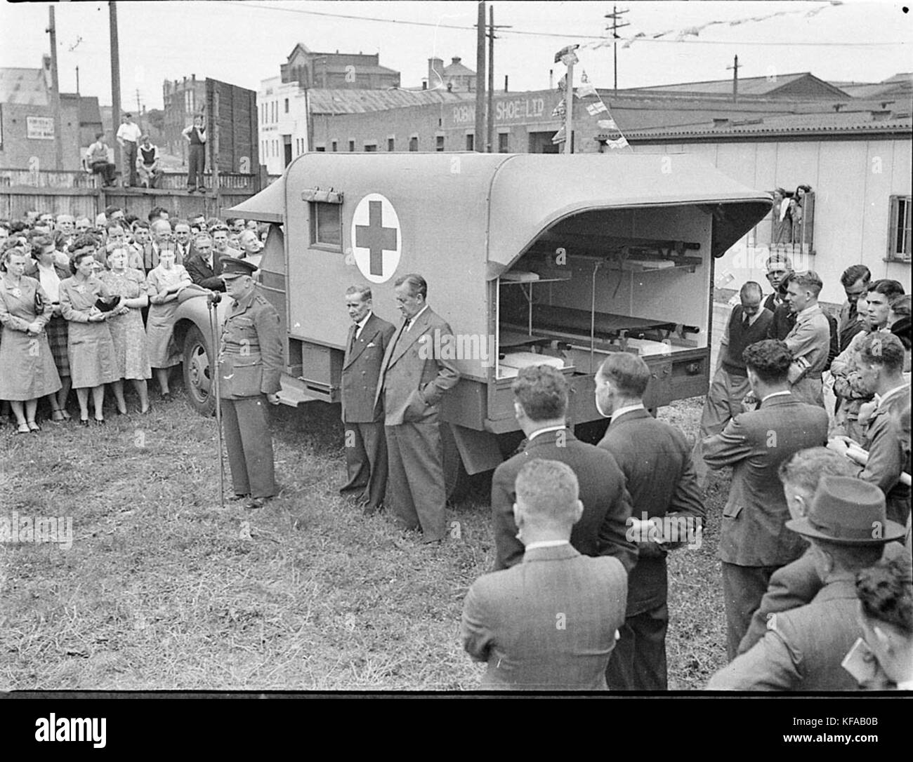 34206 Présentation d'ambulance par le personnel de câbles téléphoniques standard Banque D'Images