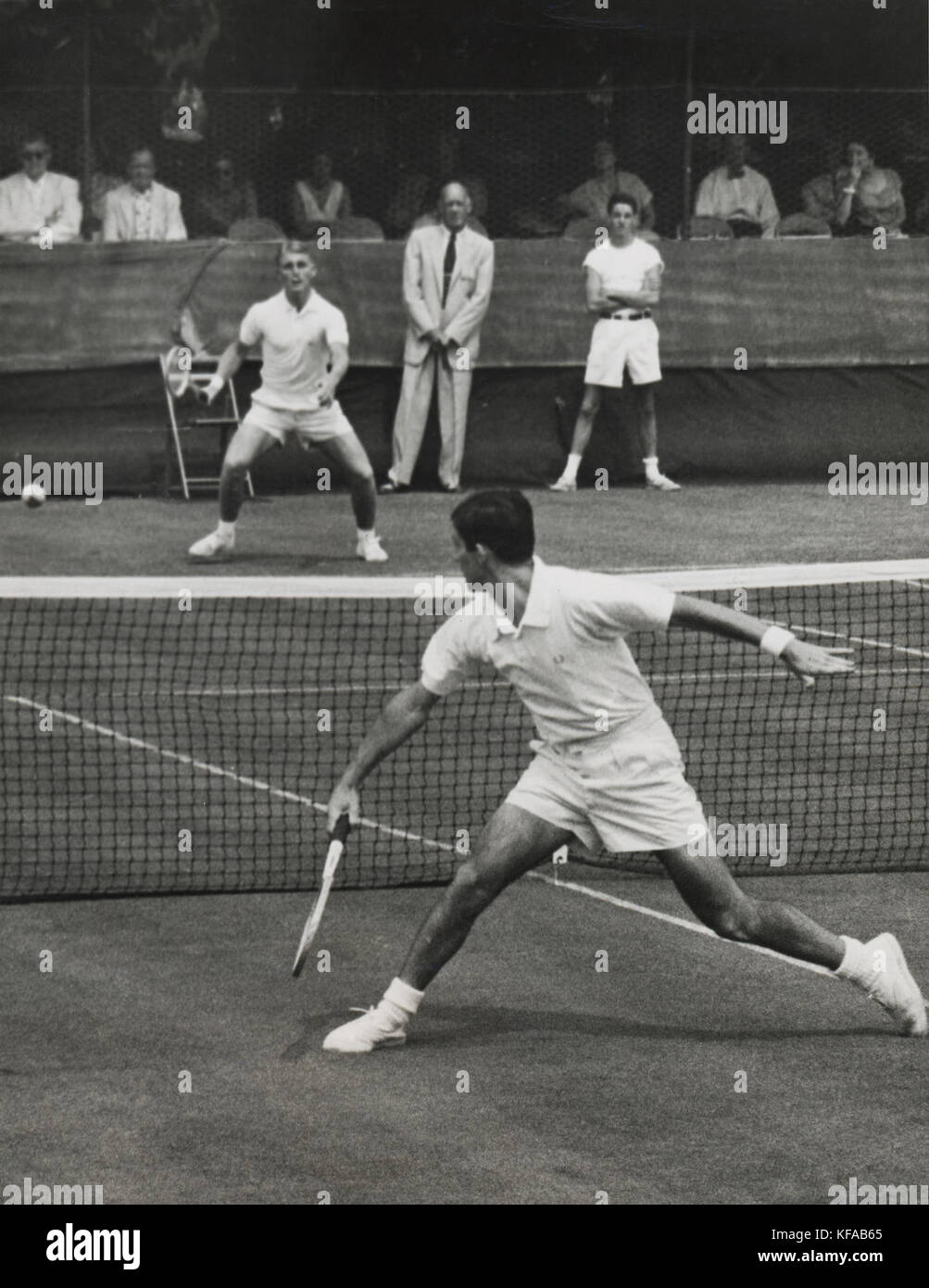 Ken Rosewall et Lew Hoad au tournoi de tennis South Orange en 1954, représentant des joueurs de tennis australiens de renom qui ont participé à des compétitions internationales au milieu du XXe siècle. Banque D'Images