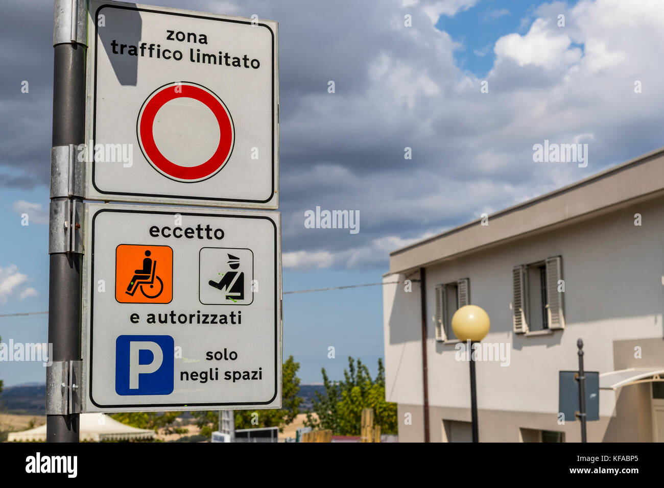 Parking et accès sign, Château parking, Tavullia, Italie. Ville natale de Valentino Rossi. Banque D'Images