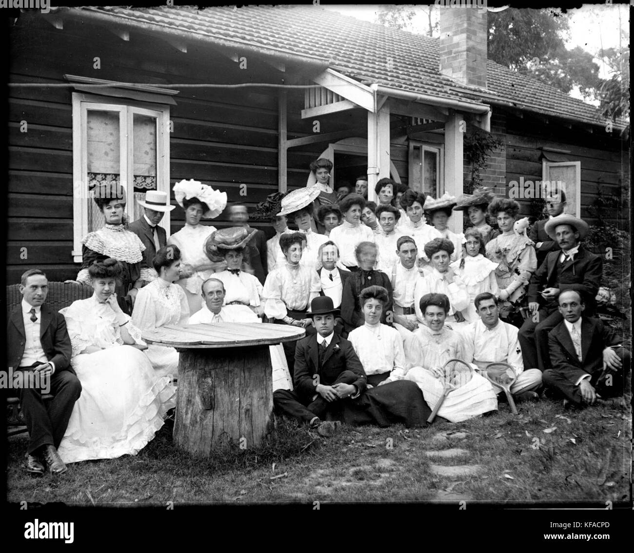 Grand portrait de groupe d'hommes et de femmes, certaines avec des raquettes de tennis (4156340333) Banque D'Images