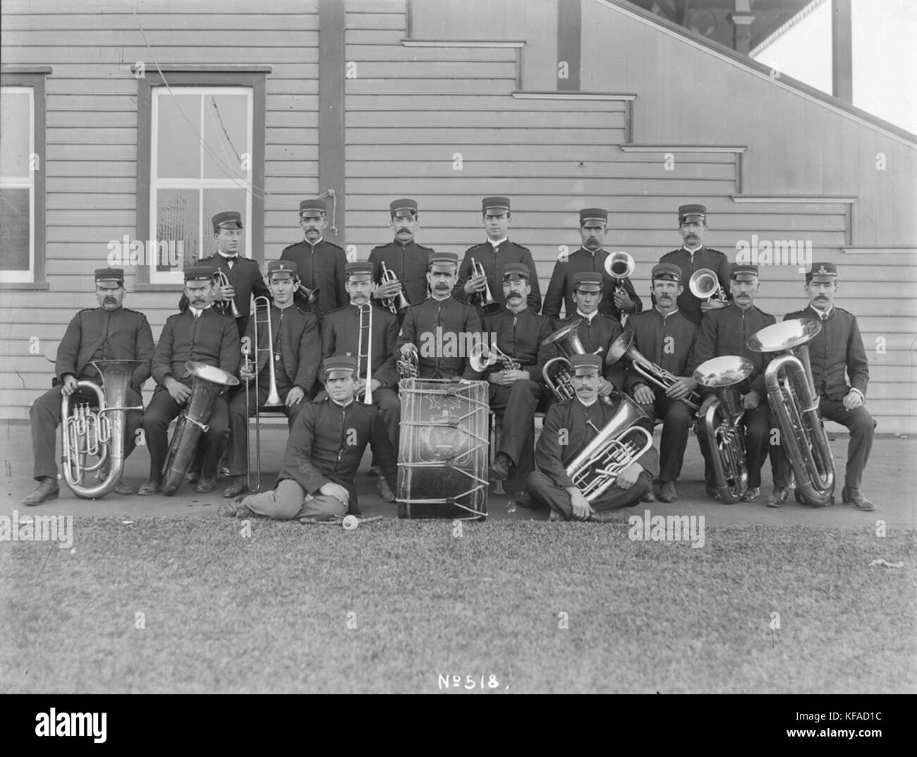 Le Clyde Works Brass Band était un ensemble connu pour ses performances dans les régions industrielles, offrant des divertissements aux travailleurs au début du XXe siècle. Cette image met en valeur le groupe en performance, mettant en vedette des instruments en laiton. Banque D'Images