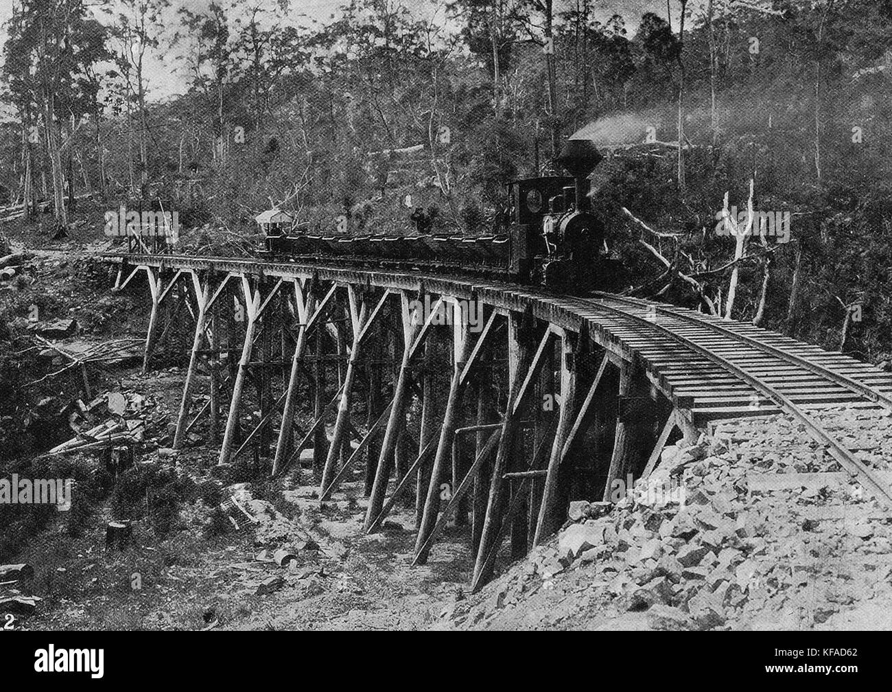 Cette image représente le tramway de la mine de charbon Sandfly en 1907, montrant son cadre industriel et le rôle du tramway dans le transport du charbon. Il reflète les pratiques minières et les transports du début du XXe siècle dans les zones industrielles. Banque D'Images