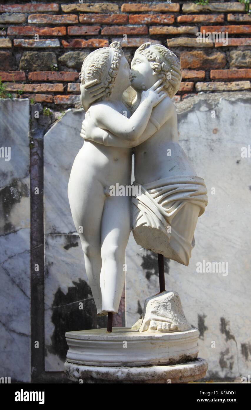 Statue De L Amour Et Psyche A Ostia Antica Rome Italie Photo Stock Alamy