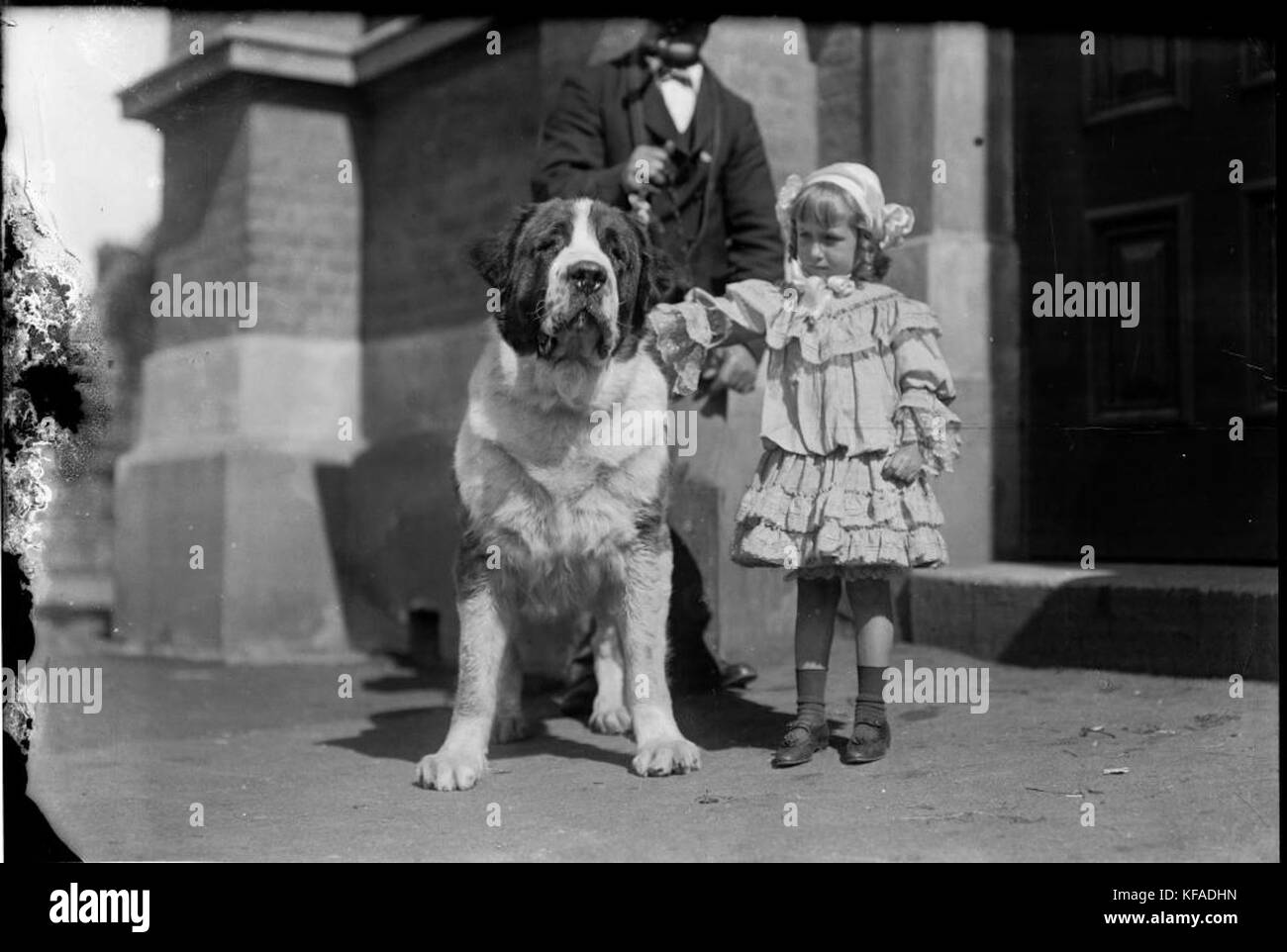 Une petite fille avec son gros chien (4903286213) Banque D'Images