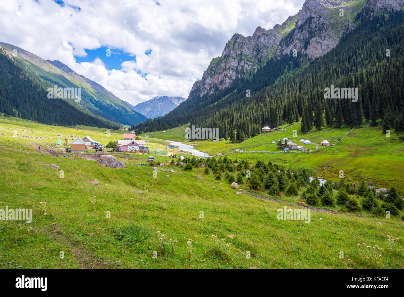 Yourtes, maisons nomades traditionnelles à Karakol parc national, le Kirghizistan Banque D'Images