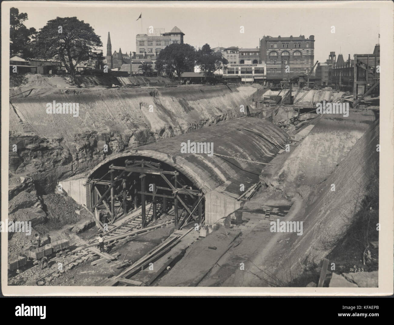 Cette photographie de 1923 représente la construction d'un tunnel ferroviaire pour un réseau ferroviaire souterrain. L'image illustre les efforts d'ingénierie et l'ampleur du développement des infrastructures urbaines au début du XXe siècle. Banque D'Images