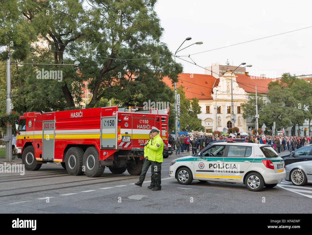Bratislava, Slovaquie - 25 septembre 2017 : des manifestations de masse contre la corruption dans le centre-ville sur la place du Soulèvement national slovaque et les pompiers. Banque D'Images