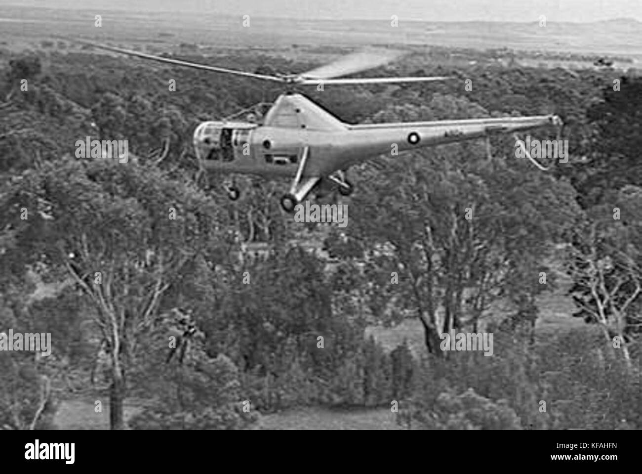Un hélicoptère Sikorsky H-5 de la RAAF effectuant une opération de sauvetage, remuant un homme d'une situation difficile, vers 1950. L'image montre les premières techniques d'hélicoptère de sauvetage utilisées par l'armée de l'air australienne. Banque D'Images Un hélicoptère Sikorsky H-5 de la RAAF effectuant une opération de sauvetage, remuant un homme d'une situation difficile, vers 1950. L'image montre les premières techniques d'hélicoptère de sauvetage utilisées par l'armée de l'air australienne. Banque D'Images