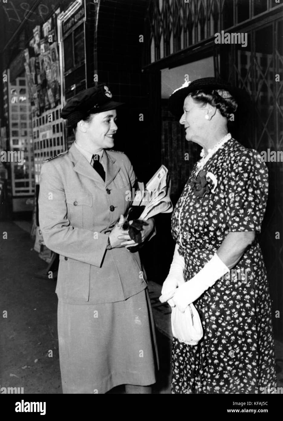 1132235 Women's Australian Air Force Squadron Officer Audrey le hareng et sa mère, Novembre 1942 Banque D'Images