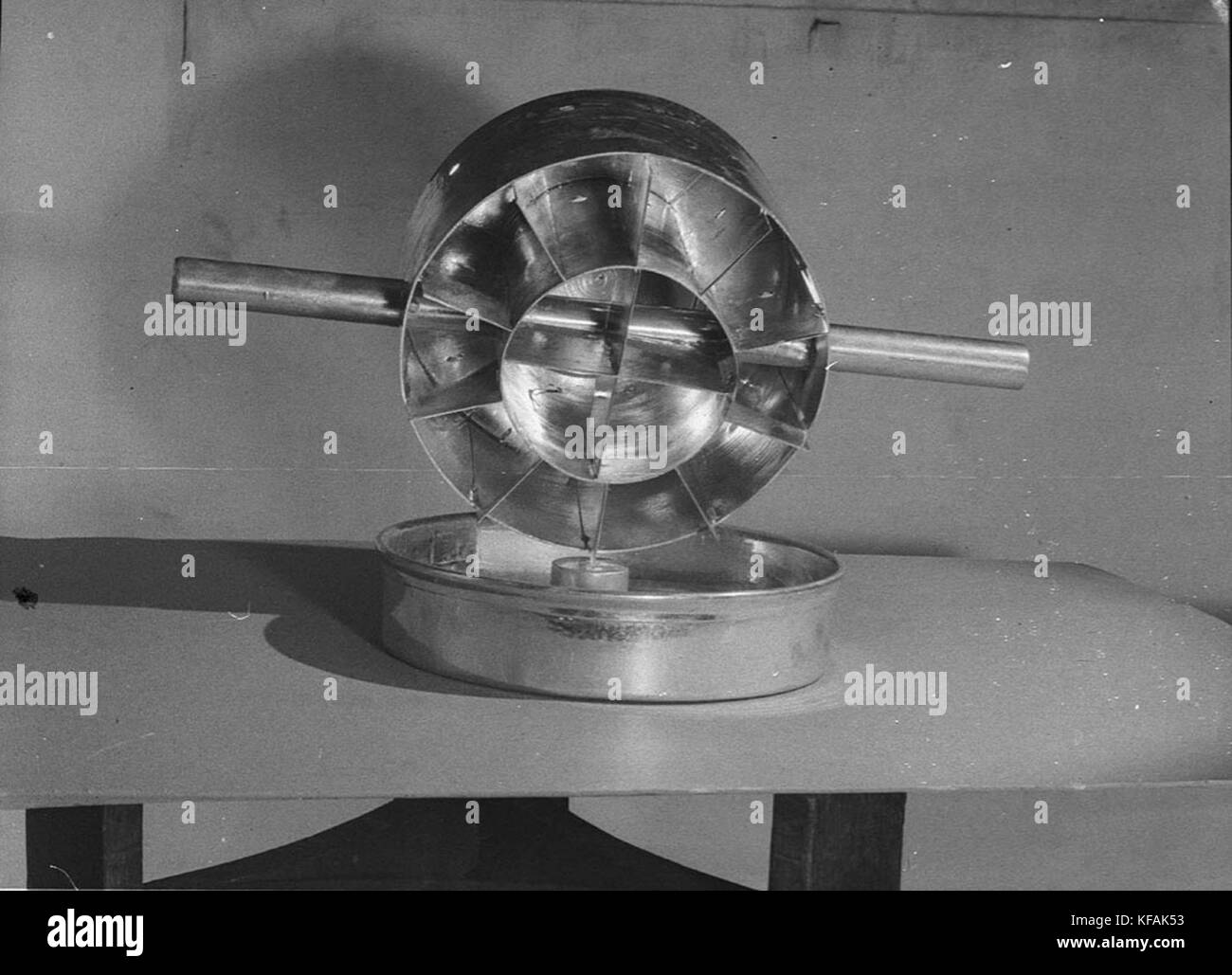 Cette image montre un objet non identifié, qui est considéré comme un découpeuse de pâtisserie, peut-être la propriété de MM. Bayley ou Bailey, présentant un artefact historique utilisé dans les pratiques culinaires. Banque D'Images