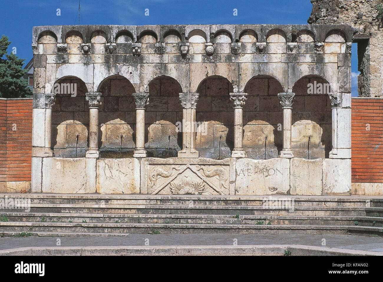 Arcade d'une fontaine, fontaine de fraternité, Campobasso, Molise, Italie Région Banque D'Images