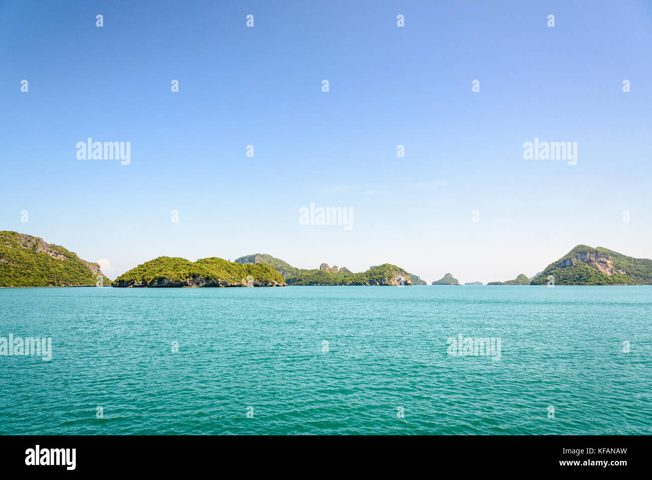 Beau paysage naturel de Mu Ko ang thong dans la mer sous ciel bleu en été à mu ko ang thong national marine park est un célèbre un Banque D'Images