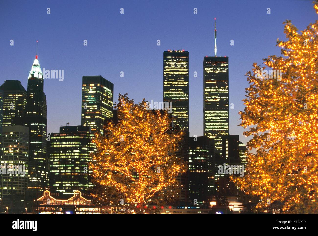 États-unis d'Amérique, le xxe siècle, les années 90, new york, manhattan. nuit avec les tours jumelles du World Trade Center, puis détruit par l'attaque du 11 septembre 2001. nuit. Banque D'Images