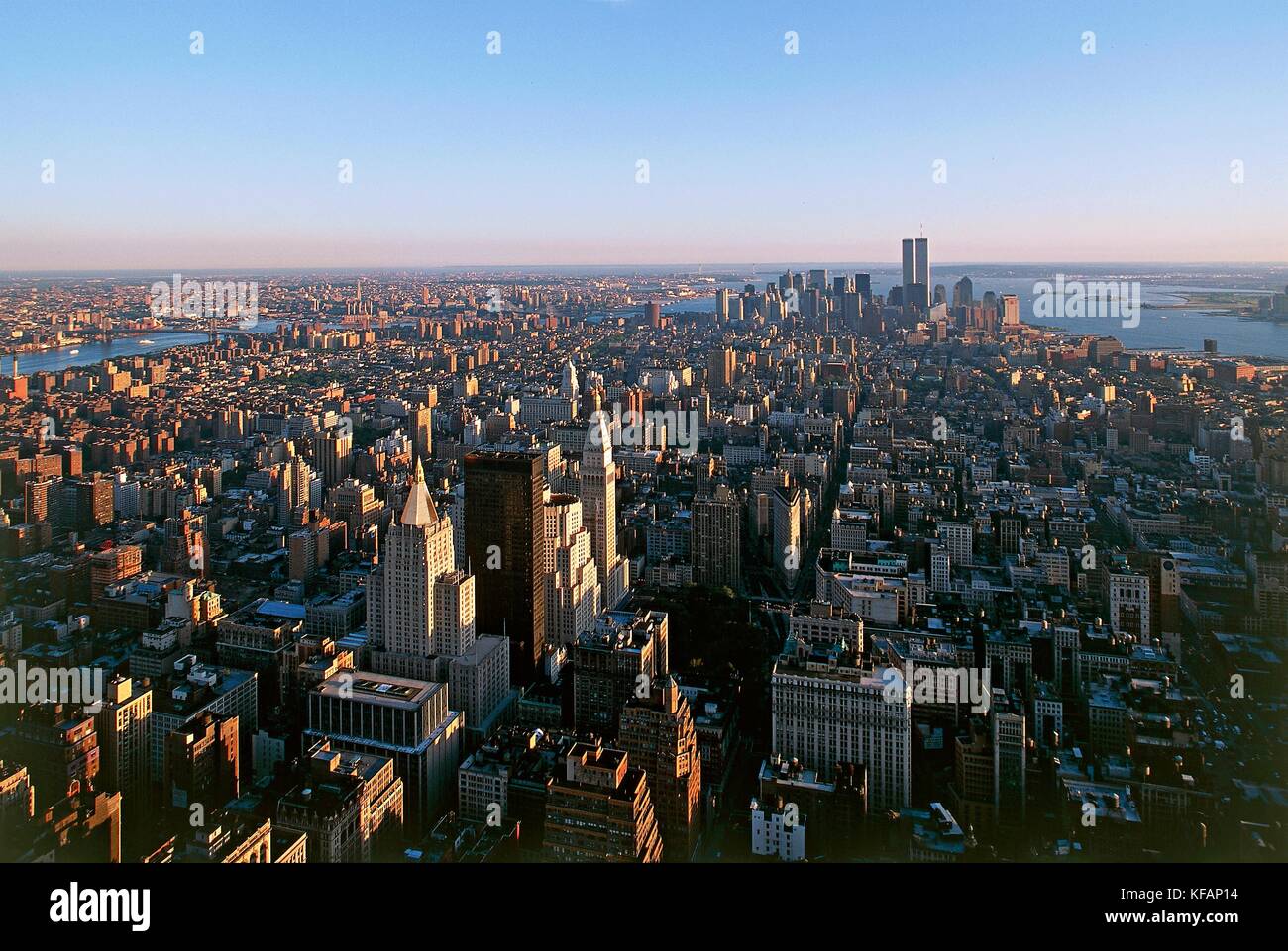 États-unis d'Amérique, vingtième siècle, les années 90, New York, Manhattan. à l'arrière-plan les tours jumelles du World Trade Center, puis détruits lors d'une attaque terroriste le 11 septembre 2001 Banque D'Images