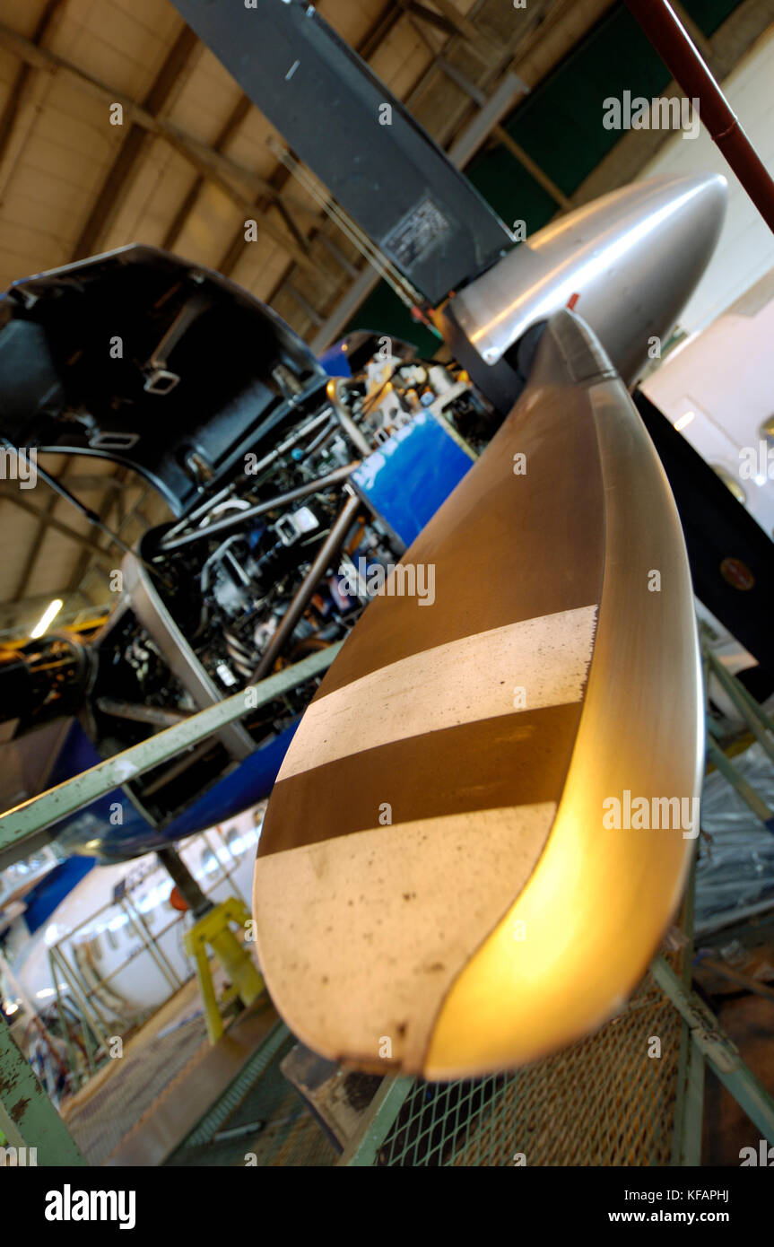 Coussin avec l'homme travaillant sur un turbopropulseur PW124B sur une Aero Airlines ATR 72-200 dans hangar Leko 1 chez Finnair Technical Services Banque D'Images