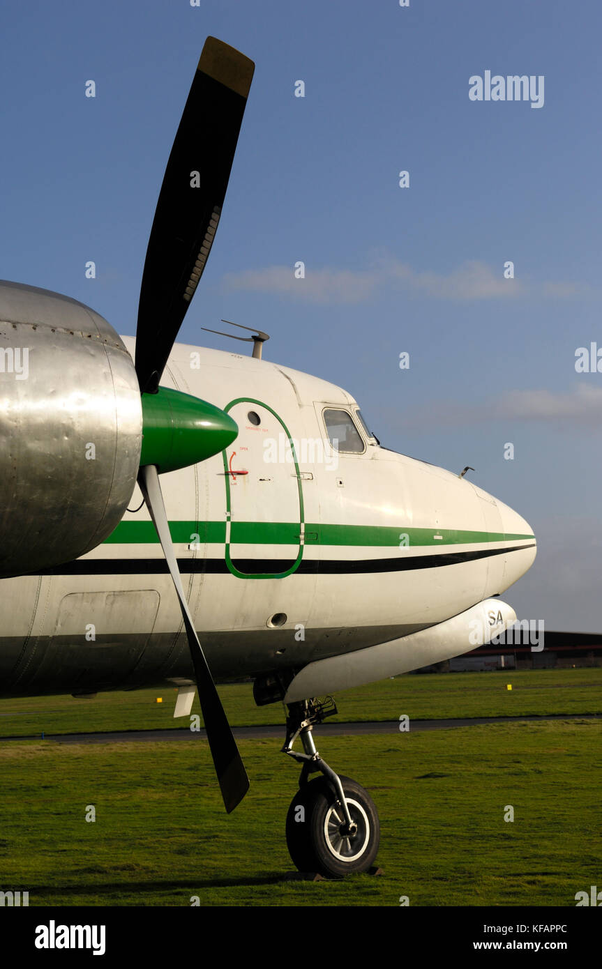 Les hélices, capot moteur de PW R-2800-CB, mainwheel moteur train roulant et pare-brise d'un Air Atlantique Douglas DC-6A Banque D'Images