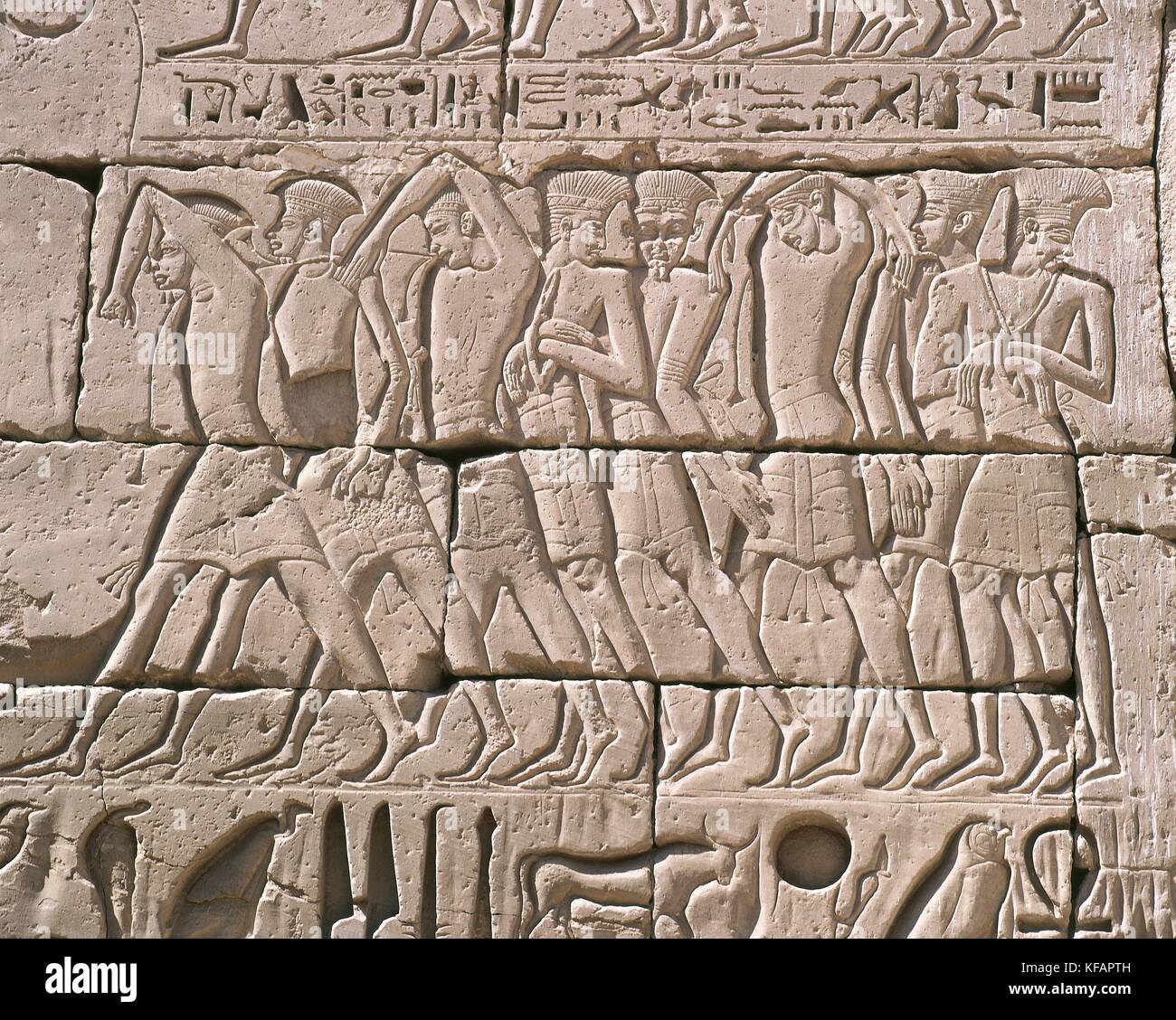 L'Égypte, Thèbes antique (liste du patrimoine mondial de l'unesco, 1979). temple fortifié de Ramsès III à Médinet Habou. deuxième pylône. soulagement de pharaon en captivité des Philistins Banque D'Images