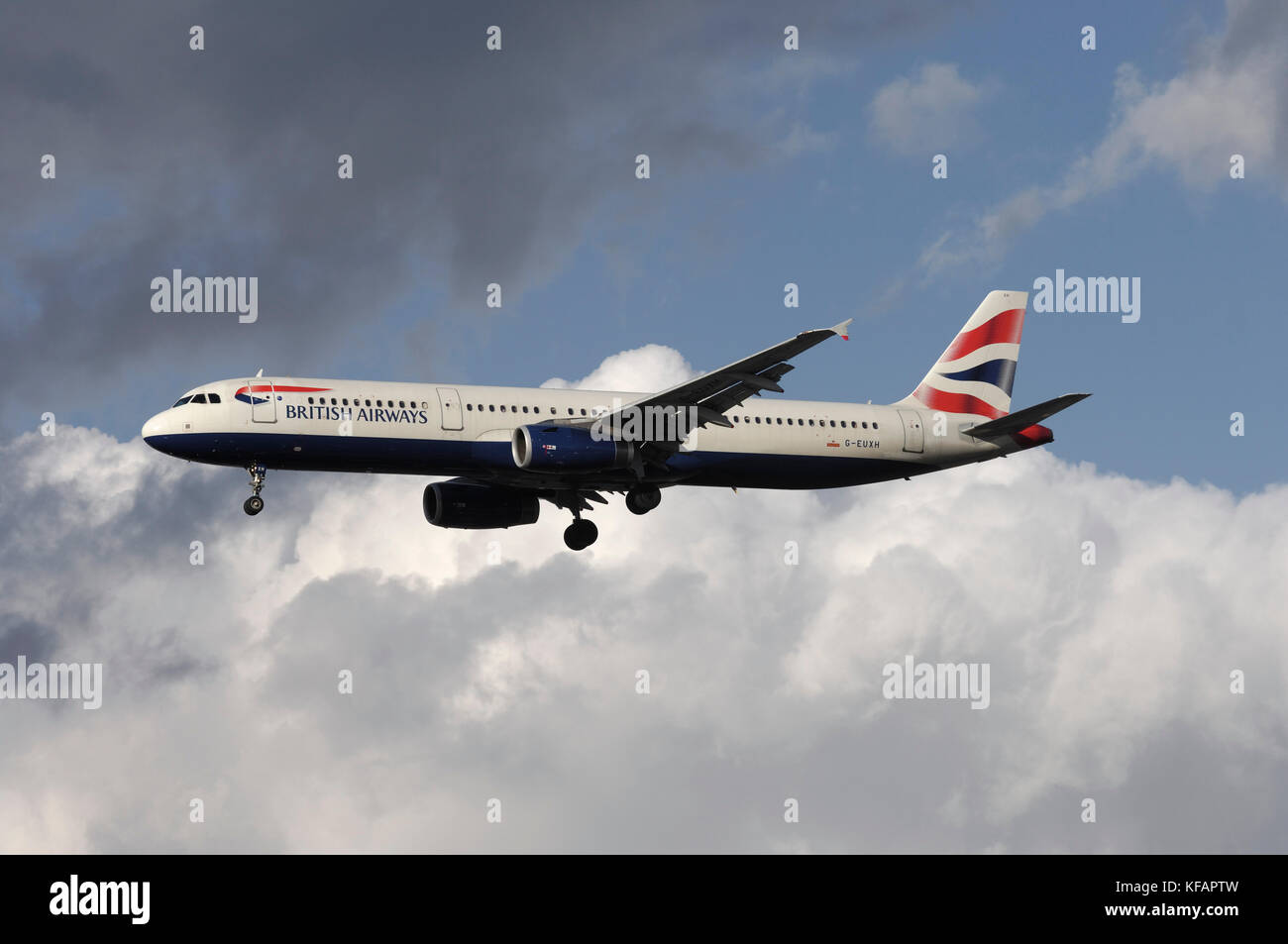 Un British Airways Airbus A321-200 sur l'approche finale Banque D'Images