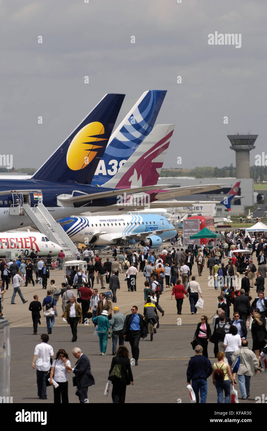 Tails de Jet Airways, Qatar Airways Boeing 777-300 et Airbus A380 stationné dans l'affichage à l'électricité statique avec des foules de personnes à pied passé au Paris AirSho Banque D'Images