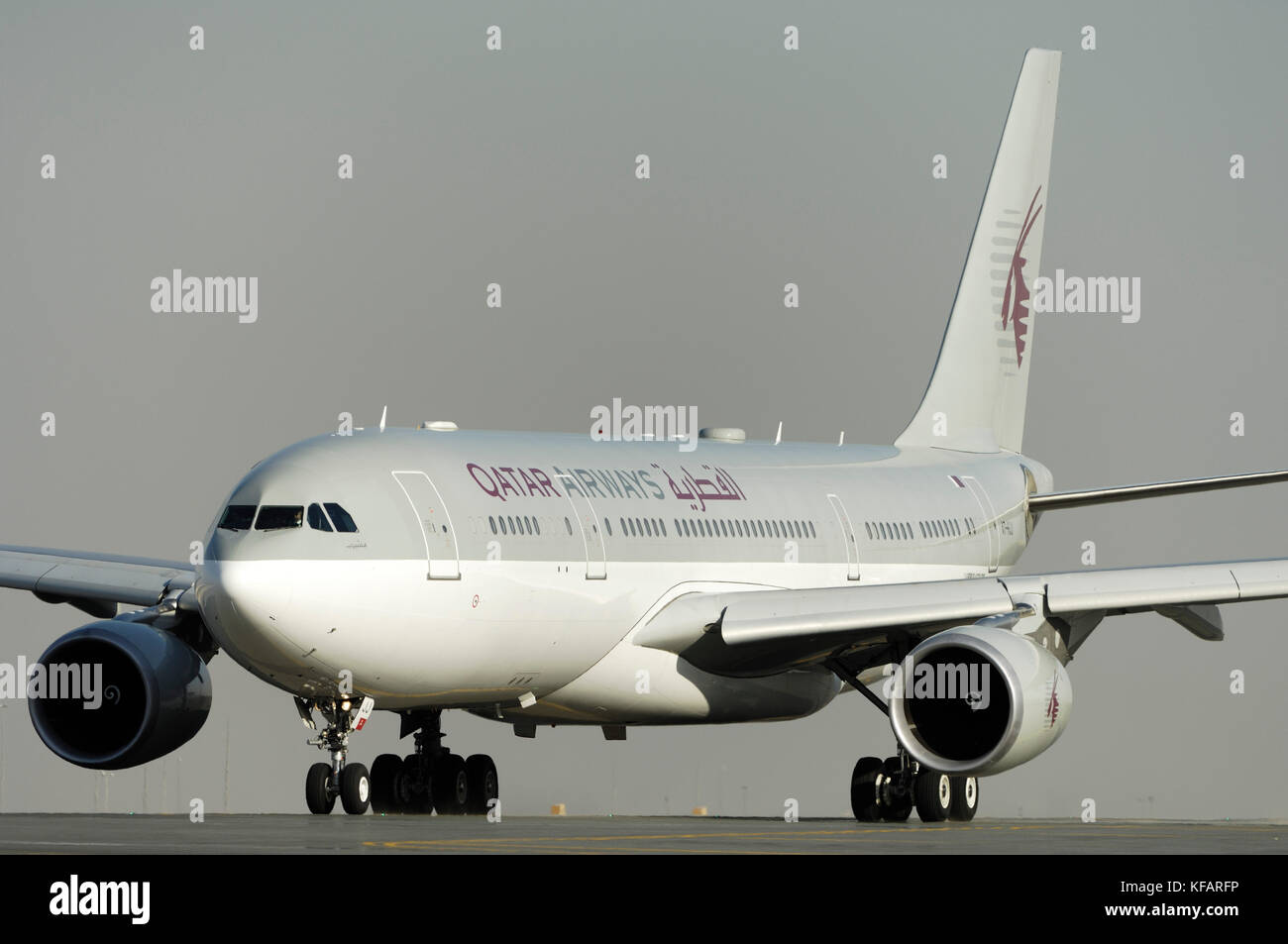 Qatar Airways Airbus A330-200 taxiing Banque D'Images