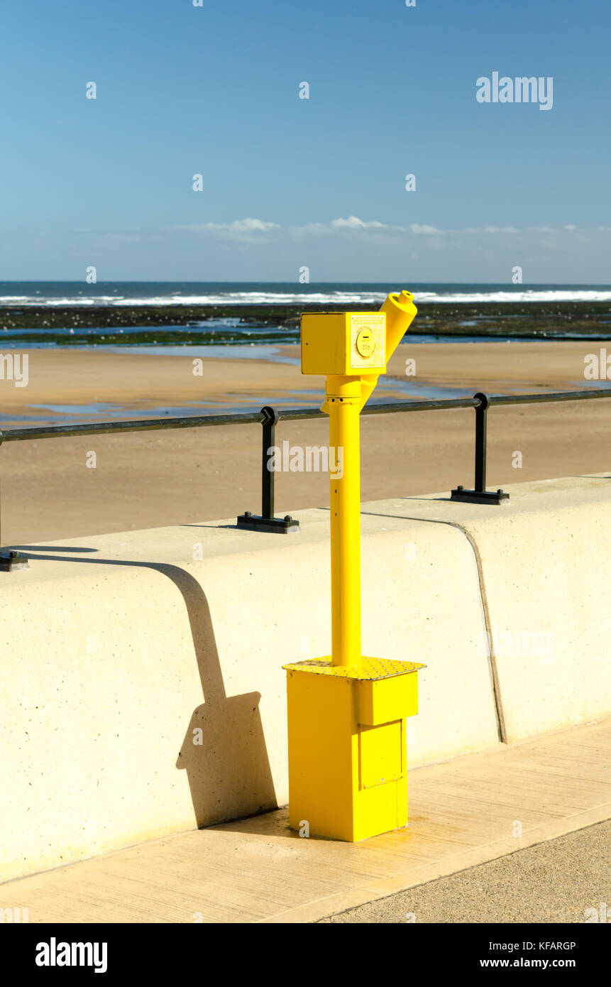 Un touriste jaune ( Télescope télescope à monnayeur) situé à l'Esplanade, Redcar Redcar Banque D'Images