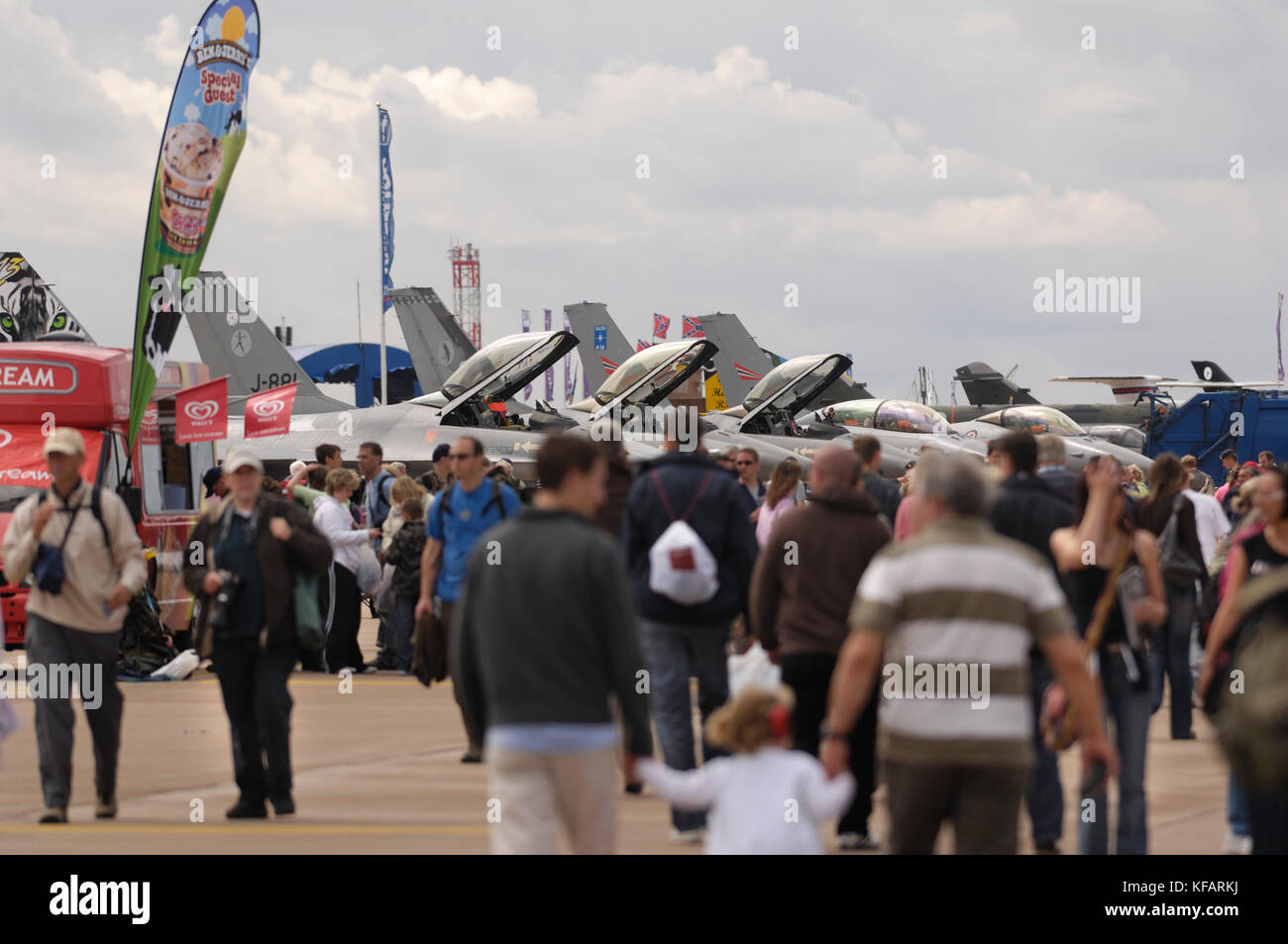 Foule de gens avec Royal Netherlands Air Force Lockheed Martin F-16MGS, Norwegian Air Force F-16s et de l'Air française Dassault Mirage F-1CRs garé Banque D'Images