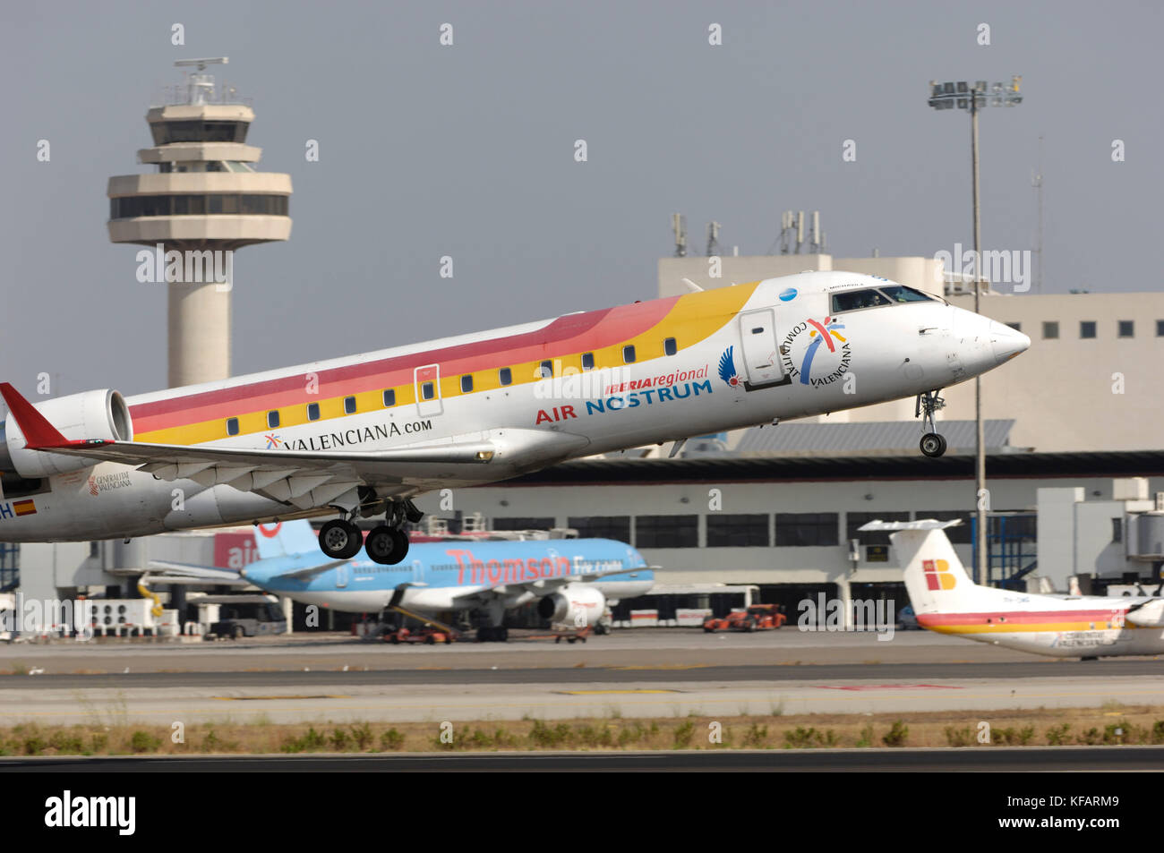 Air Nostrum Bombardier CRJ-200ER le décollage de Palma International avec thomsonfly Boeing 757 et DHC-8 Q300 garé au terminal, les con Banque D'Images