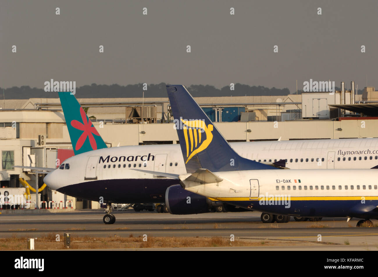 Tail-fins de Ryanair Boeing 737-800 et 757-200 Airawys Premier Choix garé avec nez de Monarch Airlines Airbus A300-600R roulage à Palma International Banque D'Images