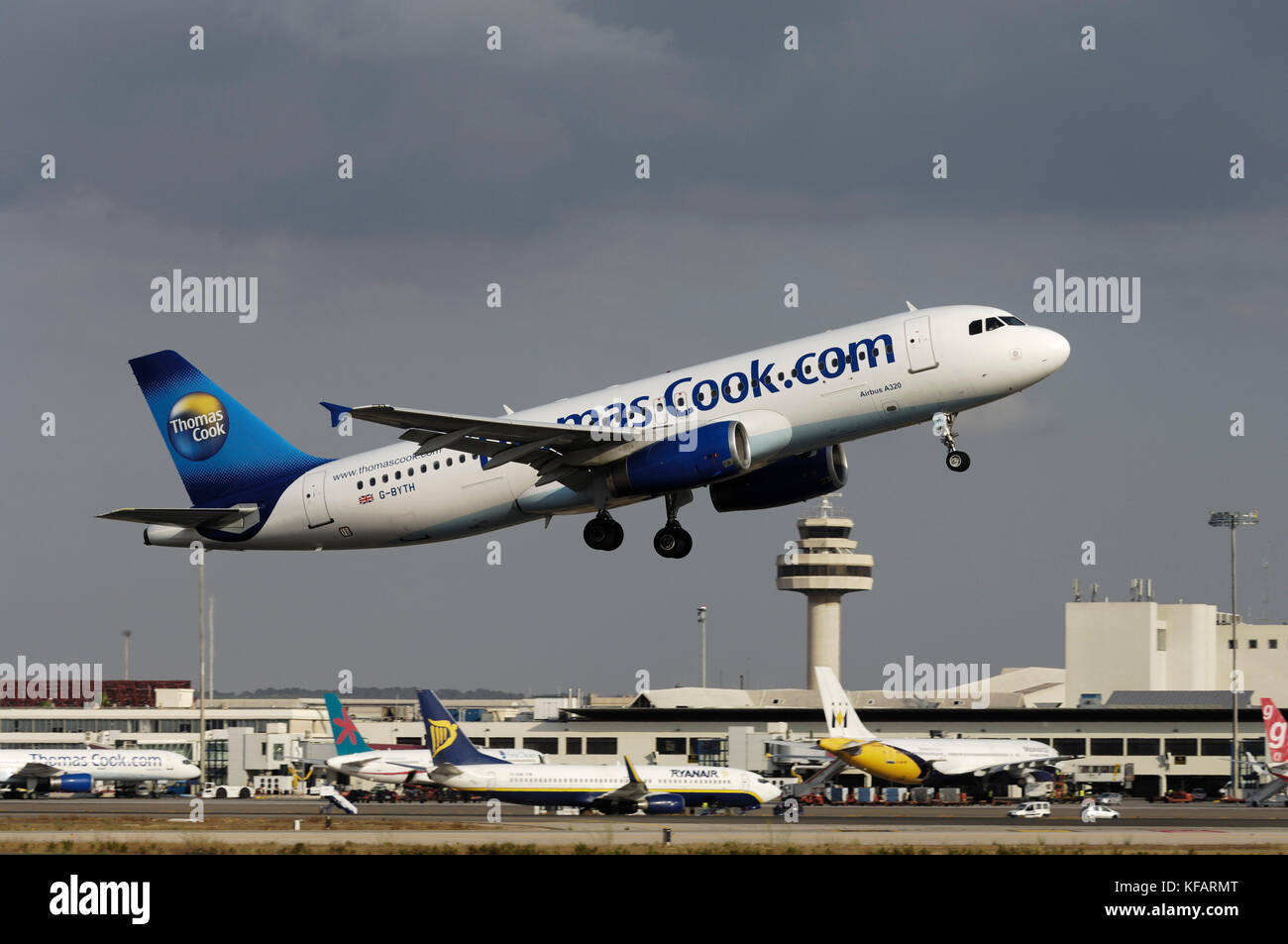 Thomas Cook Airlines Airbus A320-200 ThomasCook.com s'envolent avec Ryanair Boeing 737-800 le roulage, Monarch Airlines A300-600 et First Choice Airways Banque D'Images