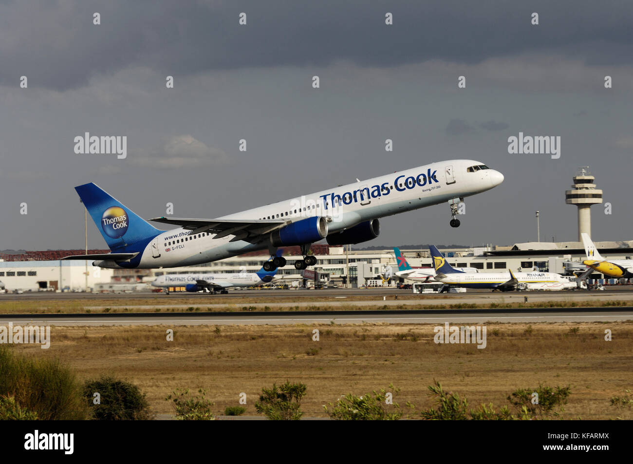 Thomas Cook Airlines Boeing 757-200 le décollage de Palma International avec 757-200 roulage, First Choice Airways 757-200 et 737-800 Ryanair garé Banque D'Images