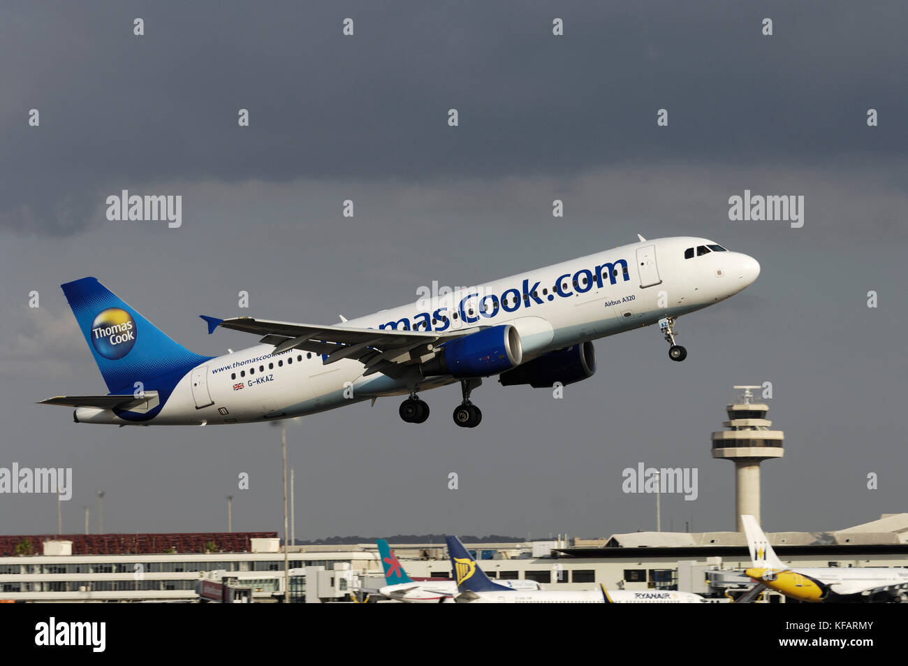 Thomas Cook Airlines Airbus A320-200 ThomasCook.com le décollage de Palma International avec queue-fins de Ryanair Boeing 737-800, First Choice Airways Banque D'Images