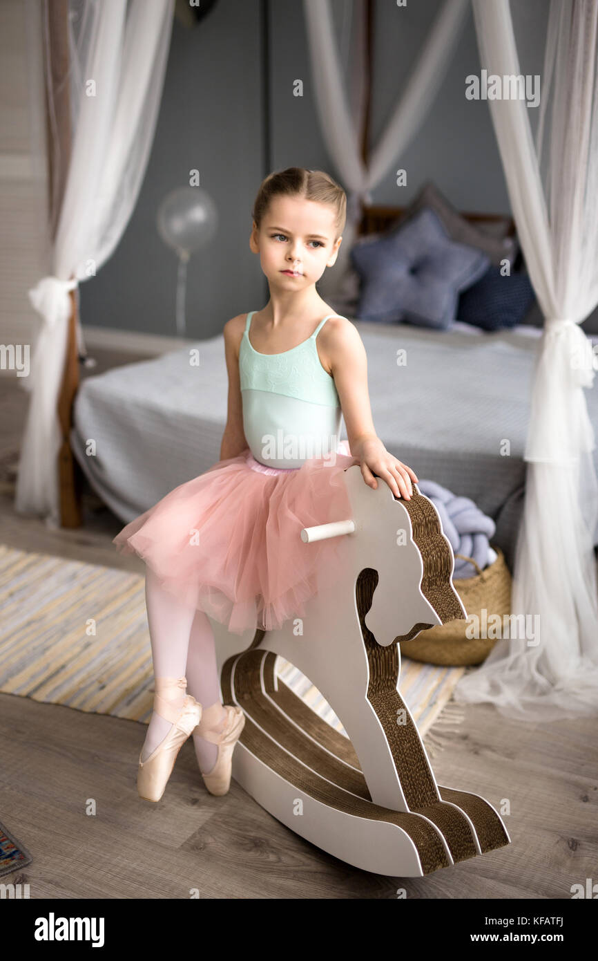 Jolie petite fille rêve de devenir une ballerine. Enfant fille dans un tutu  rose danser dans une salle. Baby Girl étudie le ballet Photo Stock - Alamy