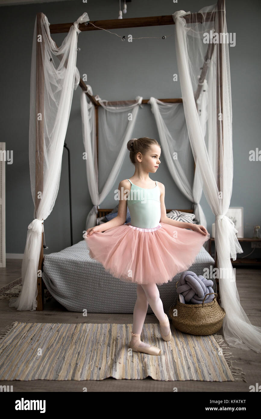 Jolie petite ballerine en rose costume de ballet et les pointes est de  danser dans la salle. Enfant fille, c'est étudier le ballet Photo Stock -  Alamy