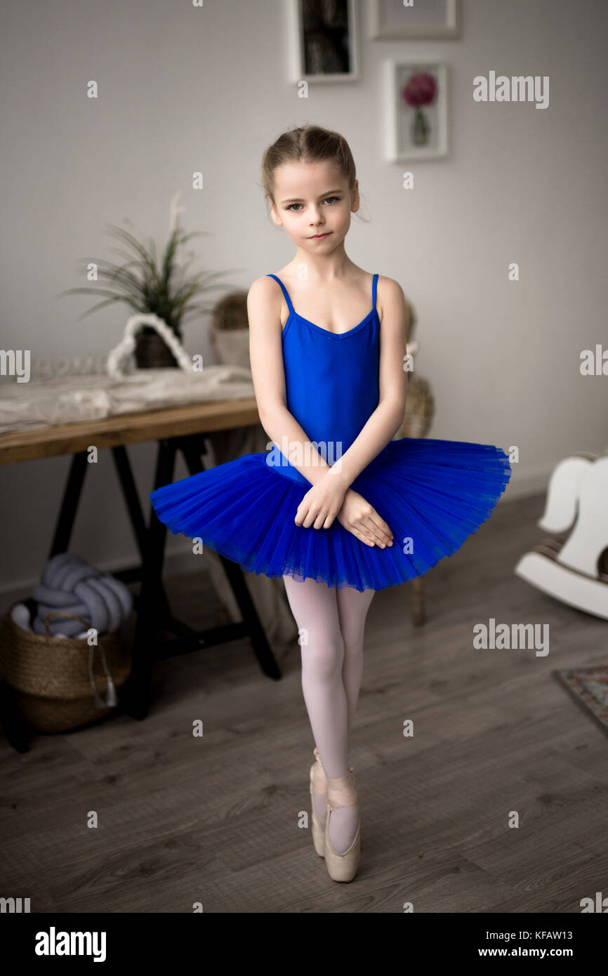 Jolie petite ballerine en rose costume de ballet et les pointes est de  danser dans la salle. Enfant fille, c'est étudier le ballet Photo Stock -  Alamy