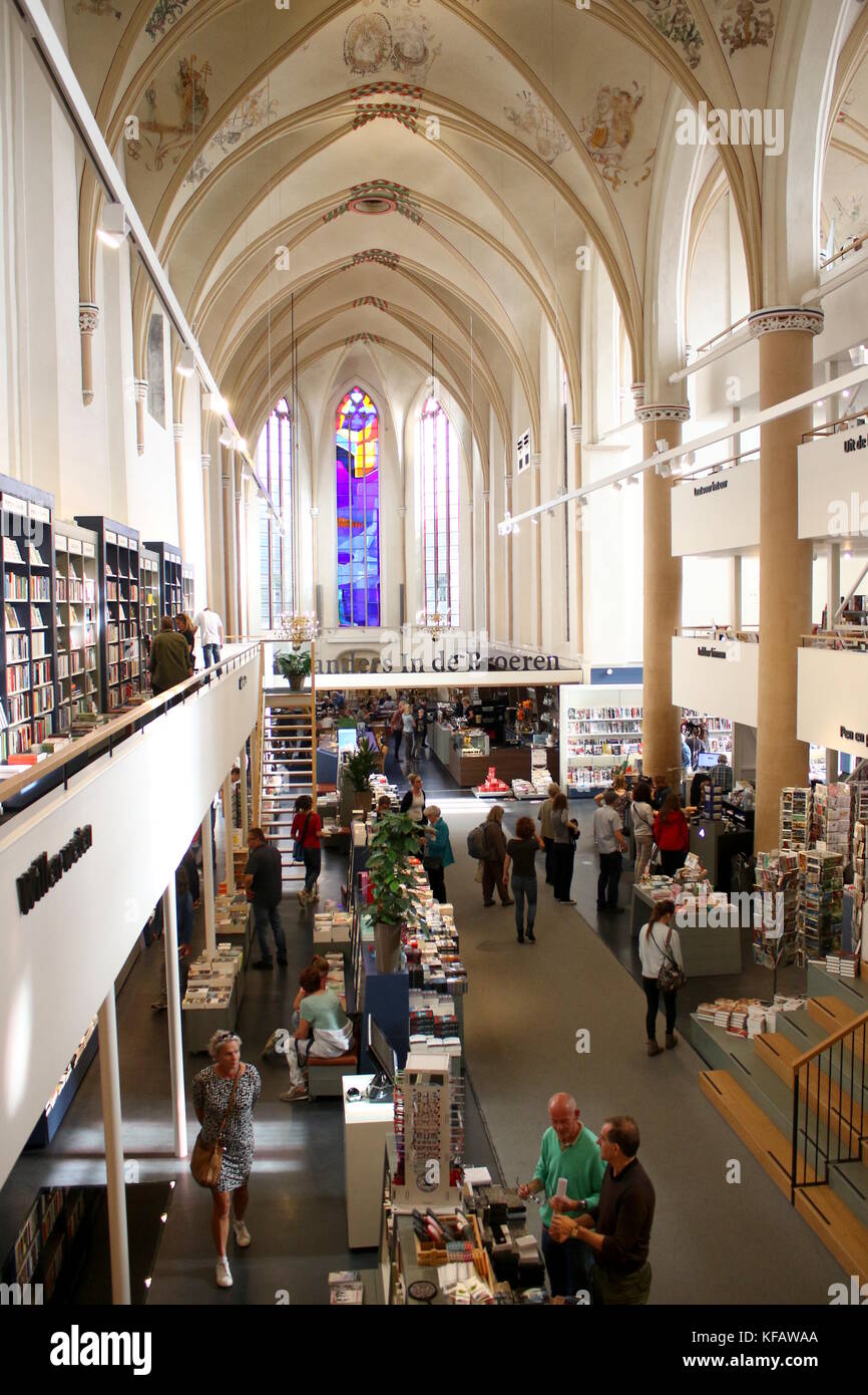 Waanders dans de Broeren, librairie moderne dans une ancienne église médiévale (Broerenkerk) dans le centre de Zwolle, Pays-Bas Banque D'Images