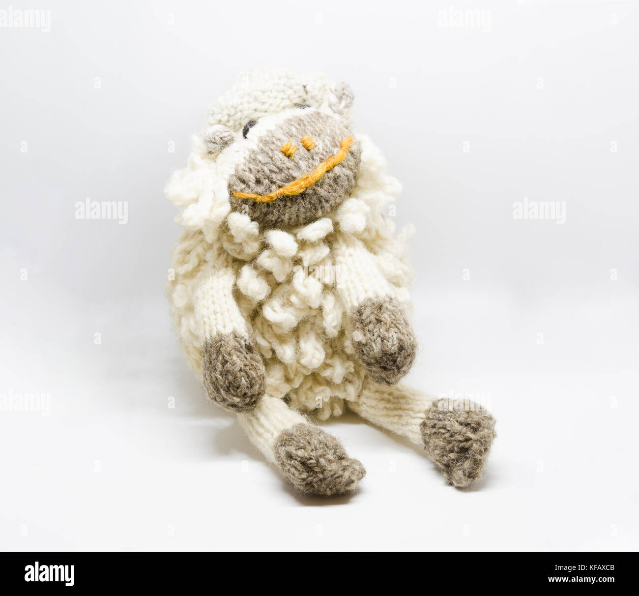 Un mouton en peluche. Banque D'Images